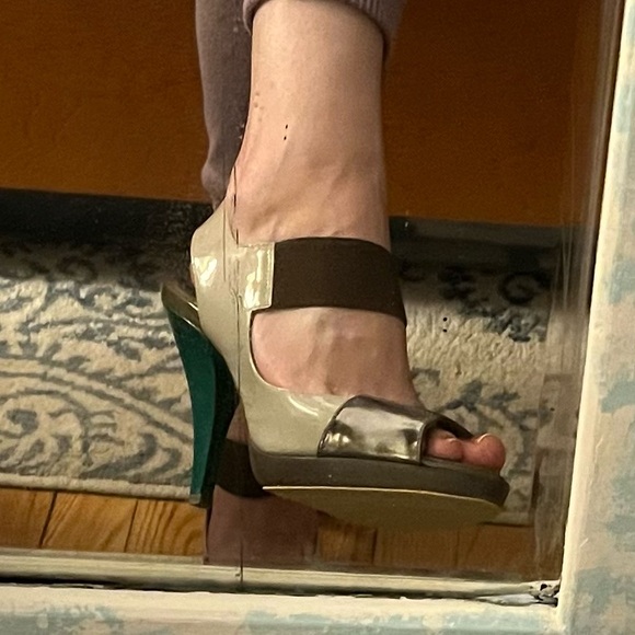 BCBG MaxAzria color block heels - Picture 9 of 11